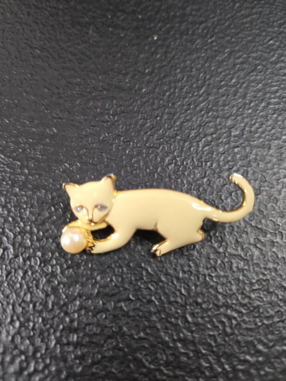 Vintage Cat Brooch / Pin - White Enamel Cat w Gold Tone Trim and Faux Pearl Ball